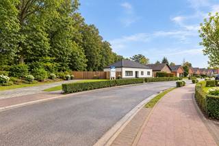 <br /><p>Située dans la Vaartstraat à Merksplas, cette spacieuse maison entièrement de plain-pied est implantée sur un terrain de 836 m² et offre une surface habitable de 194 m². Une maison offrant beaucoup d’espace et bénéficiant d’un emplacement exceptionnel : depuis le jardin arrière, vous accédez directement à Merksplas-Kolonie.</p><p>La maison dispose d’un vaste espace de vie lumineux pouvant accueillir un coin salon et un coin repas. À côté se trouve la cuisine équipée, dotée de nombreux plans de travail, de nombreux placards et d’appareils électroménagers encastrés. Un cellier séparé offre un espace de rangement supplémentaire.</p><p>Le couloir de nuit donne accès à trois chambres à coucher spacieuses et à deux salles de bains. La première salle de bains est équipée d’une baignoire îlot et d’un meuble-lavabo double. La seconde dispose d’une douche à l’italienne, d’un meuble-lavabo et de toilettes. La maison est également climatisée.</p><p>Le garage intérieur spacieux peut accueillir une voiture, des vélos, un coin buanderie et offre un espace de rangement supplémentaire.</p><p>À l’extérieur, vous trouverez un vaste espace facile d’entretien, doté d’un auvent en bois et d’un abri de jardin séparé.</p><p>Le principal atout se trouve à l’arrière de la parcelle. Depuis le jardin, vous bénéficiez d’un accès direct à Merksplas-Kolonie, avec ses bois, ses allées et ses paysages ouverts. Idéal pour partir directement de votre jardin pour une promenade ou un footing.</p><p>Une maison spacieuse de plain-pied offrant de nombreuses possibilités pratiques, dans un endroit où l’habitat et la nature se rejoignent littéralement.</p><p>Dossier d'urbanisme en cours. Les surfaces sont données à titre indicatif. Il s'agit d'une proposition négociable et non d'une offre ferme.</p><p><br /> </p>