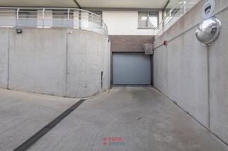 Bent u al langer op zoek naar een vlot inrijdbare garagebox op een centrale locatie in Nieuwpoort?! Dan is dit wat u zoekt! In het midden van...