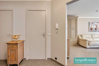 Dit volledig gerenoveerde en energiezuinig appartement op de eerste verdieping van Residentie Caracas combineert een uitstekende ligging met hedendaags wooncomfort. Gelegen nabij het station, winkels en andere voorzieningen, vormt dit appartement de ideale keuze voor starters of investeerders.<br /><br />De indeling omvat een inkomhal met gastentoilet, een lichtrijke leefruimte, een ingerichte keuken, een badkamer, twee volwaardige slaapkamers en een berging.<br />Als extra troeven beschikt het appartement over een privatieve kelderberging én een garage die reeds inbegrepen is in de vraagprijs.<br /><br />Meer info of een bezoek? Bel Stefanie op het nummer 055/59 50 10 of email stefanie@vastgoedbrowaeys.be