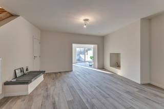 <p>In het landelijke Zandbergen, een deelgemeente van Geraardsbergen, bevindt zich deze ruime woning met een <strong>bruikbare vloeroppervlakte van maar liefst 257 m²</strong>. Dankzij de grote bewoonbare oppervlakte, de praktische indeling en <strong>het open zicht op de achterliggende weilande</strong>n vormt deze woning de ideale thuisbasis voor wie op zoek is naar ruimte en rust. Bij het betreden van de woning komt u in de inkomhal, die toegang biedt tot <strong>een lichtrijke en ruime living. </strong>Aansluitend bevindt zich de leefkeuken, waar voldoende plaats is om gezellig te koken en te tafelen. Verder beschikt het gelijkvloers over een bureauruimte, een gastentoilet, een praktische berging en <strong>een inpandige garage</strong>. Op de eerste verdieping leidt de nachthal naar maar liefst <strong>vijf ruime slaapkamers</strong> en een ruime badkamer, waardoor deze woning uitermate geschikt is voor grotere gezinnen of voor wie extra kamers wenst voor hobby, bureau of dressing. Daarnaast is er <strong>een droge bergkelder </strong>aanwezig, ideaal voor extra opslagruimte. Buiten geniet u van een<strong> aangename tuin met een prachtig en rustgevend zicht op de achterliggende weilanden</strong>, wat zorgt voor een uniek gevoel van ruimte en privacy. Kortom, een bijzonder ruime woning met tal van mogelijkheden, gelegen in een rustige en groene omgeving, maar toch met een vlotte verbinding naar het centrum van Geraardsbergen en omliggende gemeenten. (Maatregelen opgenomen in het maatregelenregister: neen)</p>
