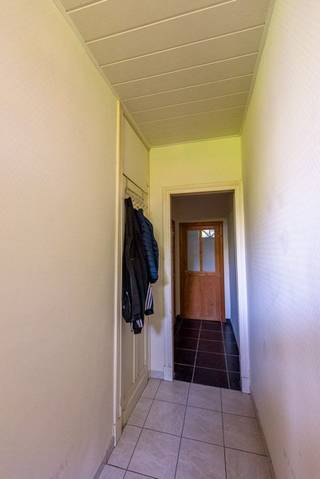 Deze halfopen woning ligt centraal in Deerlijk, op wandelafstand van winkels en scholen.Bij het binnenkomen is er links een ruimte die kan dienen als...