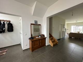 INSTAPKLARE WONING MET 3 SLAAPKAMERS EN ZUIDGERICHTE TUIN – WERVIKOp zoek naar een instapklare woning met een vlotte ligging en zonnige tuin?Deze...