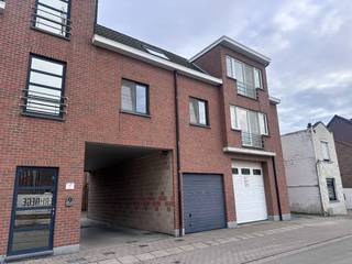 Het appartement op de tweede verdieping (lift aanwezig in het gebouw) is gelegen in het bruisende centrum van Evergem, nabij talrijke...