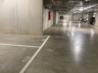 <br /><br />Ondergrondse parkeerplaats te huur in de ondergrondse parking van Residentie Refuga in Hasselt.<br /><br />Residentie Refuga is een van de nieuwe absolute toplocaties in Hasselt gelegen in centrum Hasselt.<br /><br />De ondergrondse parkeerplaats met nummer 48 bevindt zich op de verdieping -1 en kan bereikt worden via de ingang Q park 'Dusartplein'. De verdieping is volledig privé voor bewoners van Refuga en kan via nummerplaatherkenning zeer gemakkelijk bereikt worden. Q park vraagt wel een doorrijvergoeding.<br />Er is een mogelijkheid om een achterliggende berging mee te huren voor slechts €20/maand.<br /><br />Enkele pluspunten van deze parkeerplaats:<br />- autostaanplaats in privéparking <br />- Midden in centrum Hasselt.<br /><br />Wilt u graag wat meer info of wenst u deze parkeerplaats te huren? neem dan contact op met Valere Vangeel via 0472 323 424 of valere@vestio.com