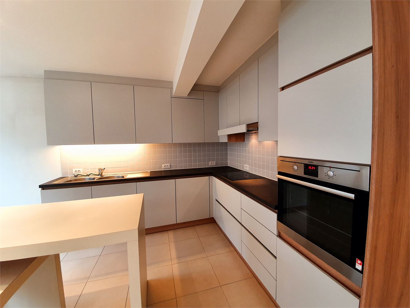 Hartje Brugge Groot lichtrijk modern appartement , alle luxe , 2 slaapkamerss en lift. - foto 4