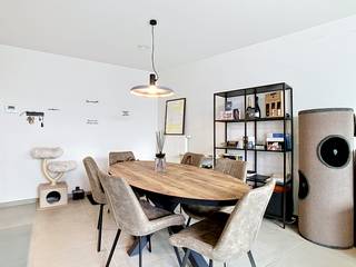 <p>Dit energiezuinig nieuwbouw appartement met 2 slaapkamers in Betekom biedt een perfecte combinatie van modern wooncomfort en een gunstige ligging. Je geniet hier van een rustige woonomgeving met een vlotte bereikbaarheid naar omliggende gemeenten en voorzieningen.</p><p>Bij het binnenkomen word je verwelkomd in een lichtrijke leefruimte die meteen een aangenaam gevoel van openheid creëert. De leefruimte sluit naadloos aan op het ruime terras en het gezellige tuintje, waardoor binnen en buiten mooi in elkaar overvloeien. Dit maakt het appartement ideaal voor wie graag geniet van extra buitenruimte zonder in te boeten op comfort.</p><p>De indeling is praktisch en doordacht. De open leefruimte vormt samen met de keuken een centrale plek waar wonen en ontspannen samenkomen. Grote raampartijen zorgen voor veel natuurlijke lichtinval en versterken het gevoel van ruimte.</p><p>Het appartement beschikt over twee comfortabele slaapkamers die zich perfect lenen als hoofdslaapkamer en extra kamer voor kinderen, bureau of hobbyruimte. De badkamer is uitgerust met een moderne inloopdouche en biedt alle hedendaags comfort. Daarnaast is er een aparte berging voorzien, evenals een afzonderlijk toilet, wat bijdraagt aan het gebruiksgemak.</p><p>Een bijzonder grote troef van dit appartement is de uitzonderlijk ruime garage, die niet alleen plaats biedt voor een wagen maar ook extra opslagmogelijkheden creëert. Bovendien is er nog een aparte kelderberging aanwezig, wat zorgt voor nog meer praktische ruimte.</p><p>Op energetisch vlak scoort dit appartement uitstekend. Dankzij de energiezuinige bouw en technieken blijft het verbruik van nutsvoorzieningen bijzonder laag, wat niet alleen goed is voor het milieu maar ook voor je maandelijkse kosten.</p><p>De ligging in Betekom is ideaal voor wie rustig wil wonen en toch een vlotte verbinding wenst met winkels, scholen en invalswegen.</p><p>Ben je op zoek naar een instapklaar, energiezuinig appartement met tuin, terras en ruime garage in Betekom? Contacteer ons voor meer informatie of plan een bezoek in.</p>