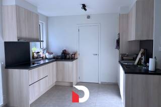 BEZOEKMOMENT VOLZET! Dit gelijkvloers nieuwbouwappartement gelegen te Sint-Michiels omvat een ruime inkomhal, lichtrijke leefruimte, praktisch geïnstalleerde keuken met combi-oven, kookplaat, vaatwasser,... Aan deze keuken heb je een bergruimte waar ook de aansluiting voor de wasmachine terug te vinden is. De badkamer heeft een ruime inloopdouche, dubbele lavabo, spiegelkast met verlichting en handdoekradiator. Toilet is afzonderlijk. Er zijn 2 slaapkamers aanwezig. De grote troef van dit appartement zijn de twee ruime terrassen samen 55 m². Bij het appartement zijn ook nog een kelderberging én autostaanplaats inbegrepen! Gemeenschappelijke kosten: € 85/maand provisie. EPC: 98 kWh/m², label: A. Plan eenvoudig uw bezoek via onze website: www.delbecque.immo.