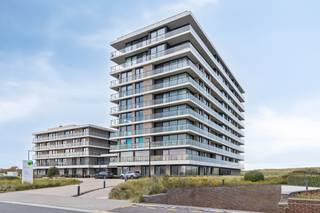 Découvrez cet appartement service une chambre prêt à emménager, avec vue sur mer et place de parking, situé dans la résidence Duinenzee.<br /><br />L’appartement offre une finition de qualité, un séjour lumineux avec coin repas et vue sur mer, une cuisine pratique et une salle de bains avec douche, lavabo et toilettes. La résidence propose aussi de nombreuses installations et services, tels qu’une salle de fitness, un sauna, un jacuzzi, un salon de coiffure, une brasserie et un service de navette.<br /><br />Sa situation centrale et sa magnifique vue sur la mer en font l’endroit idéal pour profiter pleinement et en toute sérénité de la vie à la côte.<br /><br /><strong>ATTENTION :</strong><br />Cet appartement-service est exclusivement destiné aux résidents ayant un besoin avéré de soins et d’assistance.