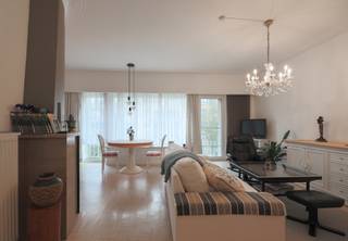 Welkom in de Bikschotelaan. Een straat die rustig aanvoelt, maar waar het leven zich vlak om de hoek afspeelt. Hier wandel je zo naar het...