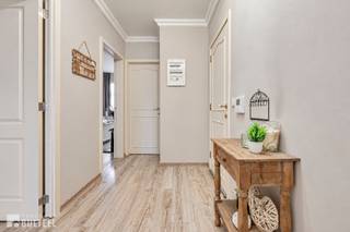 Op zoek naar een aangenaam en praktisch appartement met een zonnig terras en garagebox? Dan is dit dakappartement, gelegen aan Brugsken 135 te Sint-Niklaas, zeker het ontdekken waard. Het appartement omvat een inkomhal, een lichtrijke leefruimte met rechtstreekse toegang tot het zuidwestgerichte terras en een ingerichte keuken die mooi aansluit bij de leefruimte. Verder beschikt het appartement over twee slaapkamers en een badkamer, uitgerust met een lavabo, toilet en praktische inloopdouche. Een bijkomende troef is de garagebox, die voorzien is van elektriciteit en recent werd uitgerust met een nieuw dak. Het appartement beschikt daarnaast over ramen met dubbele beglazing en aan het terras werd een automatisch rolluik voorzien. De elektrische installatie is conform en met een EPC-label B beschikt het appartement over een degelijke energieprestatie. Dankzij de combinatie van de lichtrijke leefruimte, het zonnige zuidwestgerichte terras, de twee slaapkamers en de praktische garagebox biedt dit appartement alles voor wie op zoek is naar een aangename en comfortabele woongelegenheid in Sint-Niklaas.