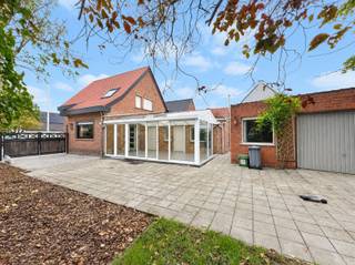 SPACIEUSE MAISON FAMILIALE AVEC 4 CHAMBRES ET JARDIN À SINAAI-WAASCette maison familiale récemment rénovée à Sinaai-Waas offre un grand confort de vie et dispose de quatre chambres, dont une au rez-de-chaussée, d'un agréable jardin et de plusieurs espaces de vie pratiques.La maison dispose d'un salon chaleureux avec un poêle à bois, idéal pour passer des soirées agréables. La cuisine séparée a également été rénovée récemment et est entièrement équipée. Grâce à sa grande fenêtre, vous y bénéficiez en outre d'une lumière naturelle abondante et d'une vue agréable sur la verdure environnante.Adjacente à la cuisine se trouve la spacieuse véranda, qui offre un espace de vie supplémentaire et une belle ouverture sur le jardin. La véranda est équipée d’un foyer à gaz et constitue un endroit agréable où se détendre tout au long de l’année.À l’étage se trouvent 3 chambres, ce qui rend cette maison particulièrement adaptée à une famille ou à ceux qui souhaitent disposer d’un espace supplémentaire pour le travail, les loisirs ou le rangement.À l’extérieur, vous profiterez d’un grand jardin verdoyant avec des équipements de jeux, notamment une balançoire et un toboggan. Un espace extérieur agréable où les enfants peuvent jouer et où il fait bon se détendre.Cette maison allie espace, confort et emplacement calme à Sinaai-Waas, et constitue un foyer agréable pour ceux qui recherchent une maison familiale spacieuse avec jardin.