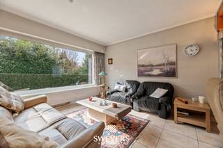 Voor meer info en foto’s, surf naar www.swevers.be – Instapklare open bebouwing op een mooi perceel van 843 m² in Koersel, waar ruimte, comfort en een praktische indeling mooi samenkomen. Deze woning uit 1965, gelegen in de Reigerstraat 17, biedt een bewoonbare oppervlakte van 140 m² en beschikt over een vernieuwde badkamer uit 2016. De inkomhal geeft toegang tot de verschillende leefruimtes. Centraal in de woning ligt de lichtrijke woonkamer van 26,42 m², met aansluitend een gezellige zithoek. De praktische keuken van 9 m² staat in directe verbinding met de leefruimte, wat zorgt voor een vlotte circulatie. Verder is er nog een extra kamer die vandaag ingericht is als ontbijthoek, maar ook perfect kan dienen als bureau, hobbyruimte of speelkamer. Vanuit deze ruimte is er toegang tot het terras. Via de nachthal bereik je drie slaapkamers van 9 m², 9 m² en 15,75 m². De badkamer is uitgerust met een ligbad en wastafel, en het toilet is apart voorzien. Extra troeven zijn de kelder van 30 m² met meerdere praktische ruimtes en de garage van 16 m². De oostgerichte tuin biedt veel ochtend- en voormiddagzon en vormt een fijne buitenruimte om verder naar eigen smaak in te richten. Bovendien woon je hier op een gunstige locatie, met winkels op 90 meter, openbaar vervoer op 36 meter, scholen, restaurants en ontspanning in de nabije omgeving, en een vlotte verbinding naar de snelweg op 5,6 km. Een ideale woning voor wie op zoek is naar een verzorgde gezinswoning met potentieel. Voor meer informatie, bel 011 255 155. Bron bewoonbare oppervlakte: EPC – verslag.