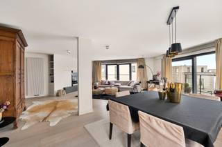 LUXE-APPARTEMENT van 260m2 + 17m2 terrassen! Op wandelafstand van het CENTRUM, STATION en SCHOLEN, WINKELS, en de KLINIEK. UNIEKE AFWERKING met...