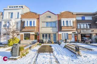 <p><span>Maison mitoyenne lumineuse, prête à être emménagée et très bien située à Malines</span></p><p><span> </span></p><p><span>Cette charmante maison mitoyenne allie confort, lumière et aménagement bien pensé dans un emplacement de choix. Située à seulement 5 minutes à vélo du centre-ville, avec une école de l'autre côté de la rue, des magasins accessibles à pied et un accès facile à l'autoroute, c'est une maison idéale pour les familles et les navetteurs. </span></p><p><span> </span></p><p><span>Le rez-de-chaussée a été entièrement rénové en 2025 et rayonne d'un confort de vie contemporain. Le hall d'entrée mène à l'agréable salon, suivi de la cuisine entièrement équipée avec des appareils de haute qualité, y compris un four à vapeur. Dans l'extension, deux grandes lucarnes apportent beaucoup de lumière naturelle à l'ensemble du rez-de-chaussée. Depuis la cuisine, on accède à une cave sèche. Les toilettes séparées et la salle de bains confortable avec douche et baignoire sont adjacentes. La cuisine donne accès à une pièce ouverte et multifonctionnelle avec des placards intégrés et un contact direct avec le jardin. Idéale comme coin bureau, salle de loisirs ou espace de vie supplémentaire. </span></p><p><span> </span></p><p><span>L'étage supérieur a été entièrement rafraîchi et rénové et comprend trois chambres spacieuses avec des meubles sur mesure intelligemment intégrés qui utilisent de manière optimale l'espace disponible. Enfin, il y a un grenier de rangement pratique pour un espace de stockage supplémentaire.</span></p><p><span> </span></p><p><span>À l'avant, la propriété dispose d'un espace de stationnement privé avec de la végétation verte. À l'arrière, vous bénéficiez d'un jardin de ville bien entretenu avec une terrasse et un local de rangement pratique. Un endroit agréable pour se détendre en toute tranquillité. Un auvent pratique peut également être installé sur la terrasse.</span></p><p><span> </span></p><p><span>L'extension récente n'est pas autorisée et aucun permis d'urbanisme ne peut être délivré. </span></p><p><span> </span></p><p><span>Intéressé par une visite? N'hésitez pas à nous contacter!</span></p><p><span> </span></p><p><span>015 20 36 00 - <span>info@domoxim.be</span></span></p><p><span> </span></p><p><span>domoXim. Là où les rêves deviennent réalité!</span></p><p><span> </span></p><p><span>Vous vous interrogez sur la valeur de </span><span>votre</span><span> maison? Nous vous conseillons volontiers.</span></p>