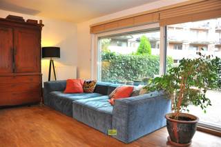 <p><span>Deze nieuwbouw van 2007 is gelegen in Antwerpen-Dam, om de hoek van het Eilandje en makkelijk bereikbaar via de Noorderlaan richting haven enerzijds en het stadscentrum anderzijds. De straat is autoluw en is een charmante mix van nieuwbouw en oude pakhuizen.</span></p><p><span>Het betreft een gelijkvloers appartement van 80m². Via de centrale inkomhal komen we in de leefruimte. Deze leefruimte met houten parketvloer is noord georiënteerd en via een schuifdeur staat deze in relatie tot een ruim betegeld terras van 50m². Er is toegang tot de gemeenschappelijke binnentuin en de straat. De keuken met toestellen is praktisch ingedeeld en is voorzien van toestellen. De grote en kleinere slaapkamers liggen vooraan het appartement. De betegelde badkamer heeft een ligbad en lavabomeubel, toilet is apart. </span></p><p><span>KWALITEITEN:<br />> gebouw van 2007, instapklaar appartement<br />> terras van 50m² met toegang tot de gemeenschappelijke tuin<br />> epc label: B - conforme elektrische keuring</span></p><p><span> </span></p><p><span>Voor meer informatie: <span>www.immodelaet.be</span></span><span> </span></p><p><span>Interesse in GRATIS SCHATTING van uw eigendom? Contacteer ons! 03/644.00.88 – <span>info@immodelaet.be</span></span><span> </span></p><p><span> </span></p><p><span> </span></p>