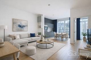 Mooi appartement op de eerste verdieping met twee slaapkamers vlakbij Park Spoor Noord. Aan de achterzijde een lichtrijke leefruimte (ca 28m²) met open keuken. De moderne keuken is uitgerust met keramische kookplaat, oven, dampkap, vaatwasser en koelkast met vriesvak. De grootste slaapkamer (ca 17m²) is gelegen aan de voorzijde en is voorzien van kastruimte. De tweede slaapkamer (ca 7m²) bevindt zich aan de achterzijde. De badkamer is voorzien van een toilet, inloopdouche en badkamermeubel. Ook is er een aparte berging (ca 3m2) met aansluiting voor wasmachine en droogkast. Groot terras aan achterzijde met open zicht. Dit appartement combineert comfortabel wonen met een gunstig energieverbruik dankzij het uitstekende EPC-label B. De goede energieprestatie vertaalt zich in lagere energiekosten, een aangenaam binnenklimaat en een duurzame meerwaarde op lange termijn. Ideaal voor wie op zoek is naar een moderne en toekomstgerichte woonst. Elektriciteit Conform. EPC B. Privatieve Cv op gas, dubbele beglazing. Kleinschalig gebouw. Fietsenberging aanwezig op de gelijkvloerse verdieping.