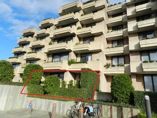 <h3>Appartement te huur in Ieper met ruim terras</h3>
<hr />
<h3>Over het appartement</h3>
<p>Dit lichtrijk appartement in residentie Hazewind biedt comfortabel wonen in het hart van Ieper. Met een ruim, zongericht terras en praktische indeling is dit appartement ideaal voor wie op zoek is naar rust, ruimte en een vlotte verbinding met alle voorzieningen.</p>
<hr />
<h3>Locatie en Omgeving</h3>
<p>De residentie is gelegen in een aangename buurt in Ieper, op wandelafstand van winkels, openbaar vervoer en het stadscentrum. Een rustige ligging met toch alles binnen handbereik – ideaal voor wie centraal en comfortabel wil wonen.</p>
<hr />
<h3>Indeling van het appartement</h3>
<p>Het appartement beschikt over een ruime inkomhal met gastentoilet, een aparte keuken, een gezellige en lichtrijke leefruimte met toegang tot het ruime zonneterras, een comfortabele slaapkamer, een badkamer en een handige berging. Extra troef: er is ook een tweede toilet aanwezig. Bij het appartement hoort bovendien een privatieve kelderberging.</p>