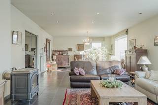 Here you will find a well-maintained villa (built in 2001) with a favourable EPC label B, which indicates an energy-efficient home. The house has...