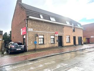 Op een gunstige locatie nabij het centrum van Wervik bevindt zich deze woning boordevol potentieel. Dankzij de vlotte verbindingen, de ruime...