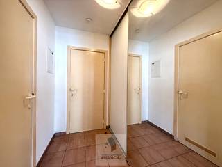 Goed gelegen appartement op een boogscheut van de Markt bestaande uit inkomhal met opbergkast, gezellige leefruimte, open keuken, 1...