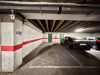 Deze staanplaats nr. 13, gelegen op een centrale en vlot bereikbare locatie te Fruithoflaan 122-124, bevindt zich in een verzorgd ondergronds garagecomplex.<br /><br />De staanplaats is extra lang (8 m) en biedt daardoor meer ruimte en gebruiksgemak.<br /><br />Het complex beschikt over drie toegangen, beveiligd met een badgesysteem en camerabewaking. Twee toegangen bevinden zich aan de Fruithoflaan, de derde toegang situeert zich aan de Roderveldlaan.<br /><br />Afmetingen:<br /><br />Breedte: ca 3,35 m<br />Lengte: ca 8,00 m<br />Hoogte: ca 1,90 m<br /><br />Vraagprijs: € 18.500,00<br /><br />Interesse? Stuur een mail naar immo@sidimex.be of bel ons op het nummer 03 203 02 02.