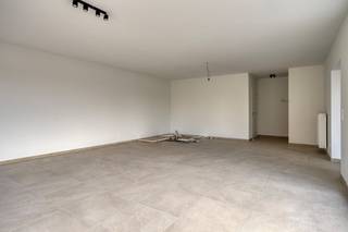 Kom langs tijdens onze opendeur op zaterdag 25/04 van 9u30-10u30.Ben jij opzoek naar een appartement waar ligging, ruimte en comfort centraal staat? In de Residentie Sint-Maertens Veld vindt u dit prachtig nieuwbouwappartement met een bewoonbare oppervlakte van 116m². Het appartement beschikt over 2 ruime slaapkamers, een lichtrijke leefruimte met keuken en ruim zuid/westgericht terras, ideaal om in alle rust te genieten. De grote raampartijen laten veel natuurlijk licht binnen en zorgen voor een aangename verbinding tussen binnen en buiten.Dankzij de centrale ligging in Emelgem (Izegem) geniet u van een vlotte verbinding naar winkels, scholen en belangrijke invalswegen.Het appartement heeft volgende indeling: - Lichtrijke leefruimte met heel veel raampartijen - Keuken voorzien van koelkast, kookplaat ( inductie), spoelbak, oven en dampkap- 2 slaapkamers- Badkamer met lavabo en inloopdouche- Berging met aansluiting voor wasmachine - Uitzonderlijk ruim terrasDaarnaast zijn er ook fietsenstallingen en garage aanwezig. Kenemerken: - Rustig doch centraal wonen- Kwalitatief wonen- Kleinschalige residentie- Veel lichtinval door de grote raampartijenInteresse?Contacteer mij vandaag nog en ontdek zelf de troeven van dit prachtige appartement tijdens een bezoek!Deze AI-visualisaties zijn bedoeld als inspiratie. Er werd geen rekening gehouden met technische specificaties, stedenbouwkundige voorschriften of de concrete mogelijkheden tot realisatie.