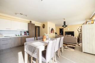 <p><span>Ontdek dit charmante één-slaapkamerappartement aan de Jan Welterslaan 11 in Deurne. Het appartement biedt een ruime, lichtrijke leefruimte, een grote ingerichte keuken, een mooie badkamer, een apart toilet en een praktische berging.</span></p><p><span>Met een gunstig EPC-label C is het energiezuinig en ideaal voor investeerders, starters, alleenstaanden of koppels. De ligging is perfect: dichtbij winkels, scholen en openbaar vervoer, maar ook op wandelafstand van de Bremweide een heerlijke plek om tot rust te komen in het groen.</span></p><p><span> </span></p><p><span>Boek dus snel uw afspraak en om zeker niet TE LAET! </span></p>
