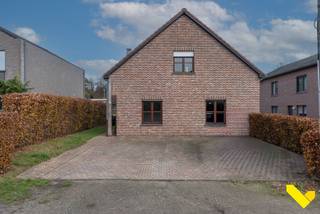 Instapklare gelijkvloerse woning met studio.We betreden deze gelijkvloerse woning via de gemeenschappelijke inkomhal met gastentoilet. Om vervolgens...