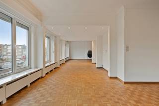 Appartement van ca. 162m² met 4 slaapkamers, 2 badkamers en 2 terrassen.Indeling:Via de hal heeft men aan weerszijden van de lift toegang tot het...