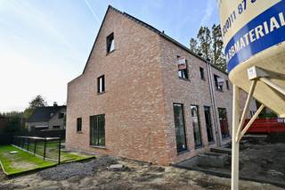 Ruime Nieuwbouwwoning met 3 tot 4 slaapkamers ! Indeling : Inkomhal , apart toilet , woonkamer met open keuken , wasplaats / berging . Eerste...