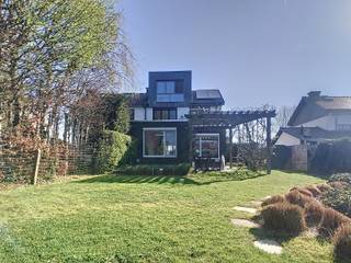 Situated in a child-friendly and quiet neighbourhood, within walking distance of public transport (towards Brussels and Aalst) and the train...