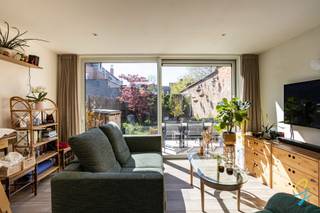 Charmante totaal gerenoveerde woning (2021) – ideale gezins- of starterswoning<br /><br />Deze instapklare woning werd volledig gerenoveerd in 2021 en biedt een mooie combinatie van comfort, ruimte en energiezuinig wonen. Ideaal als gezinswoning of starterswoning.<br /><br />Indeling:<br /><br />Gelijkvloers:<br />Ruime inkomhal met gastentoilet, aparte fietsenberging, praktische berging, lichtrijke leefruimte, volledig ingerichte keuken, extra berging en een gezellige stadstuin.<br /><br />Eerste verdieping:<br />Badkamer uitgerust met douche, ligbad, dubbele lavabo en toilet. Daarnaast is er één ruime slaapkamer.<br /><br />Tweede verdieping:<br />Twee slaapkamers en een handige stapelzolder.<br /><br />Extra troeven:<br /><br />Vloerverwarming<br />Ventilatiesysteem C+<br />Waterverzachter en ontkalker<br />10 zonnepanelen<br />Uitstekende EPC-score: label A<br /><br />Bezoekmomenten:<br /><br />Donderdag 23/04 van 16u tot 19u<br />Dinsdag 28/04 van 16u tot 19u<br /><br />Interesse? Neem contact op met Simon Coens via 0478/206.774 of simon@cornelis-goeman.be<br />, of via de website van Cornelis &amp; Goeman. Wij ontvangen u graag voor een persoonlijke rondleiding.