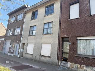 Dit ruime gelijkvloers appartement ondergaat een grondige renovatie, waarbij o.a. de badkamer, het toilet en de keuken volledig vernieuwd worden. Daarnaast wordt extra isolatie aangebracht voor meer comfort en energiezuinigheid. De zonnige tuin biedt een heerlijke buitenruimte om te ontspannen. Dankzij de gunstige ligging zijn winkels, openbaar vervoer en andere voorzieningen vlot bereikbaar. Een instapklaar en modern afgewerkt appartement met alle hedendaagse comfort!  Mis deze kans niet en neem vandaag nog contact op!