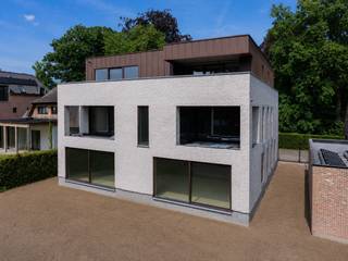 Exclusief woonproject in het centrum van Zandhoven:<br /><br />Voor wie ruim en luxueus wil wonen in de dorpskern, bieden wij dit nieuwbouwproject, Residentie Bruyneel, aan. Deze residentie combineert moderne luxe met functioneel design. Gelegen in het pittoreske Zandhoven, biedt dit project exclusieve woongelegenheid met hoogwaardige afwerking.<br /><br />Deze stijlvolle residentie telt 4 ruime luxe-appartementen en 1 exclusief dakappartement, telkens met een ruim zuid-gericht terras. De appartementen op het gelijkvloers hebben bovendien een mooie privatieve tuin. Achteraan het perceel zijn ruime privatieve autostaanplaatsen (2 per appartement waarvan 1 overdekt). Daar is ook een gemeenschappelijke fietsenberging voorzien. Ondergronds zijn er privatieve kelders. De aankoop van de autostaanplaatsen en een kelder is verplicht bij de aankoop van een appartement. <br /><br />Dit project is een realisatie van Struyf Building van Zandhoven, een gekend bedrijf die in de regio tal van referenties kan voorleggen. Het ontwerp is van de hand van architectenbureau Studio Noord, die andermaal voor een doordachte en stijlvolle architectuur hebben gezorgd. Elk appartement heeft ruime afwerkingsbudgetten en is uiteraard energiezuinig dmv het gebruik van een lucht-water warmtepomp, in combinatie met zonnepanelen. Het E-peil van deze appartementen ligt onder 20! <br /><br />De verkoop geschiedt onder BTW op de constructies (aankoop aan 6% BTW mogelijk, vraag naar de voorwaarden) en registratierechten op grondaandeel. Geen voorafgaande betalingen-volledige betaling bij oplevering van het appartement! Voor meer info of een verkennend gesprek, contacteer Karin 0486/97 84 27 of karin@reds.be.