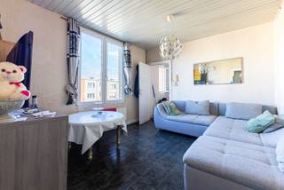 Bent u op zoek naar een ideale investeringseigendom gelegen op een goede ligging? Dan stellen wij u dit handelshuis bestaande uit een handelsgelijkvloers en twee woongelegenheden voor!<br /><br />Indeling<br />Op het gelijkvloers situeert zich een handelspand met horeca-uitbating. Op de eerste en tweede verdieping vindt u telkens een appartement bestaande uit een woonkamer, keuken, badkamer en twee slaapkamers. <br /><br />Ligging<br />Het eigendom geniet van een uitstekende ligging: u bevindt zich vlakbij de belangrijkste verbindingswegen. Het handelscentrum van Deurne situeert zich op enkele meters van het eigendom. Tram 5 en bus 33 stoppen voor de deur.<br /><br />Verder informeren we u graag dat het statusrapport voor dit eigendom het volgende vermeldt:<br />"Het bestaande aantal bestaande woongelegenheden (2) is voldoende bewezen. Er is onvoldoende bewijs terug te vinden dat de interne inrichting van het pand anders zou zijn dan die uit de toelating van 1927."<br /><br />Het eigendom bezit over drie EPC's en een EPC gemeenschappelijke delen:<br />Handelsgelijkvloers: energielabel D - 20260115-0003776010-KNR-1<br />Eerste verdieping: 211kWh/m² jaar (energielabel C) - 20260115-0003776017-RES-1<br />Tweede verdieping: 675kWh/m² jaar (energielabel F) - 20260115-0003776025-RES-1<br />Gemeenschappelijke delen: 202601114-0003775999-GD-1<br /><br />Interesse? Bel dan snel naar One vastgoed via 03 360 85 30!