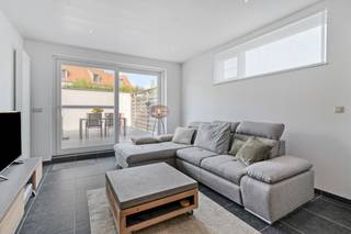 <p>Dit gezellig gelijkvloerse appartement is gelegen op ideale locatie nabij het centrum van Vosselaar. <br /><br />Het appartement omvat een inkomhal met open keuken, een wasplaats, een badkamer, een apart toilet en een slaapkamer. <br /><br />Achteraan bevinden we ons in de zonning en ruime tuin met terras. <br /><br />Eveneens beschikt het appartement over een inpandige garage.</p>