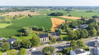 Op zoek naar een prachtig gelegen hoekperceel te Buggenhout? Dan kan deze villagrond gelegen op een centrale locatie, met een uitstekende verbinding naar Brussel, Antwerpen en Gent. Niettemin geniet je hier van rust en groen, met in de buurt het Buggenhout-bos. Winkels, scholen, openbaar vervoer, je hebt er alles binnen handbereik. Deze bouwgrond heeft een oppervlakte 1.130 m² en geen bouwverplichting. Voor meer info bel naar Hyboma op 051/480 980.