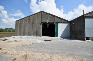 Hoog magazijn in beton zonder kolommenPolybetonOngeïsoleerd dakSanitair aanwezig Mogelijkheid tot het bijhuren van kantoorruimte (200m²)...