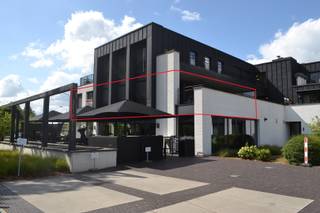 Dit appartement met een oppervlakte van +/- 130m² is gelegen in het centrum van Nijlen en omvat: inkomhal met gastentoilet, grote leefruimte met...