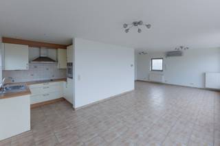 Dit verzorgd appartement bevindt zich op de eerste verdieping van een rustige tweewoonst en beschikt over een privégarage en een staanplaats vóór...