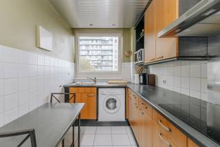 <p>Op zoek naar een appartement met ruimte, licht en potentieel? Dan is dit appartement op de vijfde verdieping van een kleinschalig gebouw zeker een bezoek waard. Dankzij het unieke concept van één appartement per verdieping geniet u hier van extra rust en privacy. Bovendien brengt de lift u comfortabel tot aan de voordeur.</p><p>Via de inkomhal betreedt u het appartement. Vooraan bevindt zich de ruime leefruimte, waar grote raampartijen zorgen voor een aangename lichtinval en een open gevoel. Aansluitend vindt u de keuken, die praktisch aansluit op de leefruimte.</p><p>De inkomhal geeft verder toegang tot een apart gastentoilet, een badkamer met douche en twee volwaardige slaapkamers. Eén van de slaapkamers biedt toegang tot een gezellig terras, een fijne plek om even buiten te genieten van een koffie in de ochtendzon of een rustig moment na een drukke dag.</p><p>Ook op praktisch vlak heeft dit appartement heel wat troeven. Op het gelijkvloers beschikt u over een inpandige autostaanplaats en in de kelder is er een private berging voorzien.</p><p>Het appartement kan een opfrissing gebruiken, maar biedt daardoor de ideale kans om het volledig naar eigen smaak en woonwensen in te richten. Met zijn ruime indeling, rustige ligging in het gebouw en bijkomende voorzieningen vormt dit een interessante opportuniteit voor wie op zoek is naar een woning met toekomst.</p><ul><li>Privatieve kelderberging</li><li>Inpandige autostaanplaats + voorziening voor het laden van elektrische fietsen</li><li>EPC B</li></ul>