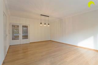 Op een centrale locatie in Mortsel, op wandelafstand van het centrum, winkels, scholen en verbindingswegen, vinden we dit leuke 2 slpk-appartement...