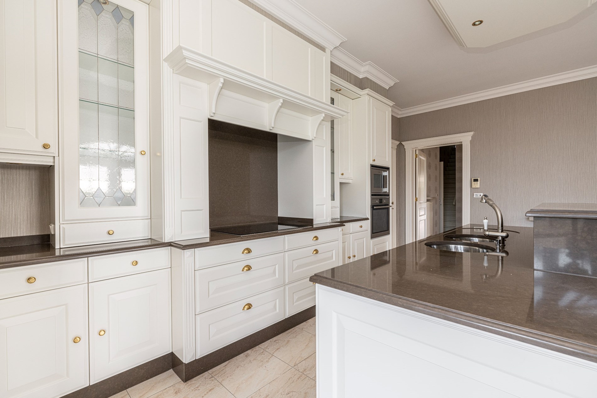 Goed gelegen klassiek gestijlde en degelijke villa van 426m2 op een terrein van 1904m2 te Geetbets. - foto 3