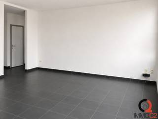 <strong>Ruim duplex appartement van 151 m² met 3 slaapkamers en zonnig terras in Kwaadmechelen</strong><br /><br />Bent u op zoek naar de ruimte van een woning gecombineerd met het comfort van een appartement? Dan is dit uitzonderlijk ruime duplex appartement van maar liefst 151 m² zeker een bezoek waard. Gelegen in het centrum van Kwaadmechelen (Tessenderlo-Ham) geniet u hier van een praktische indeling, drie volwaardige slaapkamers en een ruim terras met veel privacy.<br /><br /><strong>Leefverdieping</strong><br />+ Inkomhal met trap naar de slaapverdieping<br />+ Apart gastentoilet<br />+ Ruime leefruimte aan de straatzijde<br />+ Gezellige zithoek met aansluitende open keuken voorzien van keukeneiland<br />+ Berging / wasplaats<br />+ Ruim terras van ca. 14,5 m² met veel privacy, aansluitend aan de keuken en zithoek<br /><br /><strong>Slaapverdieping</strong><br />+ Nachthal<br />+ Badkamer uitgerust met dubbele lavabo, ligbad met douchemogelijkheid en toilet<br />+ 3 ruime slaapkamers<br /><br /><strong>Extra info</strong><br />+ Bewoonbare oppervlakte van maar liefst 151 m²!!!<br />+ 3 volwaardige slaapkamers<br />+ Ruim terras (14,5 m²) met voldoende privacy<br />+ Centrale verwarming op aardgas<br />+ EPC: 180 kWh/m²/jaar, label B met UC: 2353689<br />+ Gemeenschappelijke lasten bedragen € 98,92 per maand<br />+ Carport verplicht bij aan te kopen aan € 10.000 excl. aankoopkosten<br /><br /><strong>Ligging</strong><br />Dit duplex appartement geniet van een centrale ligging in Kwaadmechelen (Tessenderlo-Ham), op wandelafstand van winkels, scholen en openbaar vervoer. Dankzij de nabijheid van het op- en afrittencomplex van de E313 bent u bovendien vlot verbonden met de omliggende steden.<br /><br /><strong>Investering met potentieel</strong><br />Dankzij de ruime oppervlakte, de gunstige EPC-score en de centrale ligging vormt dit appartement niet alleen een ideale gezinswoning, maar ook een interessante opportuniteit voor investeerders.