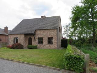 Deze verzorgde gezinswoning is gelegen in een rustige en groene omgeving op ca. 2 km van de dorpskern.De woning is gelegen op een perceel van 10a, de...