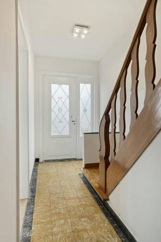 Bent u op zoek naar een woning op een gegeerde locatie in Kapellen? Op dit perceel van 461 m² kan je genieten van een groene omgeving waar u in alle privacy tot rust komt. Gelijkvloers: Inkomhal, lichte woonkamer met elektrische rolluiken, een vernieuwde keuken die toegang biedt tot de ruime veranda met zicht op de tuin. Tevens een toilet met aansluiting voor wasmachine/droogkast en een inpandige garage.Verdieping: 3 slaapkamers, waarvan 2 heel ruim en een badkamer.Extra: Een droge kelder en twee handige bijgebouwen in de tuin voor extra opbergruimte.Bijzonderheden: - EPC: 296 kWh/m²/jaar - Label C- Elektriciteit conform- Rustig gelegen, groen perceelBekijk ook zeker de virtuele tour op onze website.Bent u geïnteresseerd in deze woning te koop in Kapellen? Bel ons voor een afspraak op 03 666 66 66 of mail naar kapellen@dewaele.com.