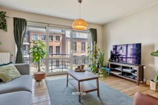 Dit appartement is een ideale keuze voor iedereen die op zoek is naar een appartement met alle nodige voorzieningen, rust en uitzicht op water (in het Prinsenhof). Een personenlift is aanwezig!<br /><br />Indeling:<br />inkomhal, 2 grote slaapkamers waarvan 1 met ingebouwde kasten (beiden hebben uitzicht op het water en een eiken parket), badkamer (1 lavabo en ligbad), afzonderlijk toilet op de inkomhal, berging (CV-ketel, zekeringenkast, stockage van allerhande en een ontkalker is aanwezig), mooie grote leefruimte met zijdelings gekoppelde geïnstalleerde keuken (natuurstenen werkblad).<br /><br />Dit appartement is gelegen in een rustige buurt van Gent (Prinsenhof), maar toch dicht bij alle belangrijke voorzieningen. Er zijn winkels, restaurants en cafés in de buurt, waardoor het gemakkelijk is om alles te vinden wat u nodig heeft. Bovendien is het openbaar vervoer goed geregeld, waardoor u snel en gemakkelijk naar andere delen van de stad kunt reizen.<br /><br />Kortom, dit appartement is een geweldige keuze voor iedereen die op zoek is naar een comfortabele en praktische woning in Gent. Met een garage, lift en alle nodige voorzieningen, is het een ideale plek om te wonen en te genieten van alles wat deze prachtige stad te bieden heeft.<br /><br />De ondergrondse autostaanplaats zit inbegrepen in de huurprijs.<br /><br />gemeenschappelijke kosten: 120 €/maand<br /><br />Mobiscore: 9,4/10<br /><br />Interesse? Contacteer Pieterjan op pw@entree.be of 0472 80 20 65