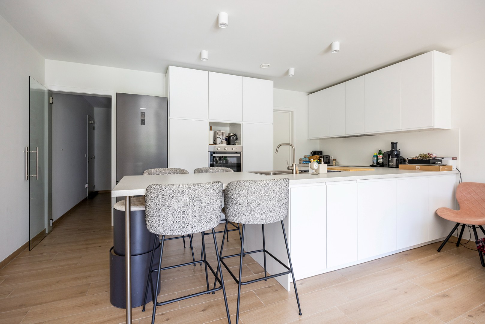 Modern en energiezuinig gelijkvloers appartement met tuin en autostaanplaats in het centrum van Kapellen - foto 4
