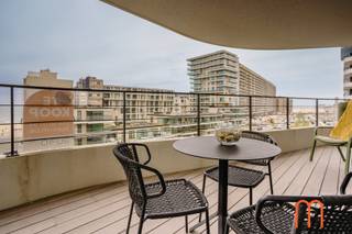 <strong>Exclusief wonen aan zee in Oostende</strong><br />Ontdek dit prachtig appartement op de 4de verdieping van de prestigieuze <strong>Residentie The Waves – Sand</strong> in Oostende.<br />Dankzij de unieke ligging geniet u dagelijks van een schitterend uitzicht op zee, gecombineerd met hedendaags wooncomfort, hoogwaardige afwerking en een uitzonderlijk ruim terras. <br /><br />Met een bewoonbare oppervlakte van <strong>95 m²</strong> en een zonnig terras van maar liefst <strong>25 m²</strong> biedt deze recente woonst (bouwjaar 2024) alle troeven voor wie op zoek is naar een stijlvolle hoofdverblijfplaats, tweede verblijf of interessante investering aan de Belgische kust.<br /><br /><strong>Indeling van het appartement</strong><br />Bij het binnenkomen wordt u verwelkomd in een ruime inkomhal die toegang geeft tot de verschillende leefruimtes.<br />De lichtrijke woonkamer vormt het hart van het appartement en geniet van een prachtig panoramisch zeezicht. Via de leefruimte bereikt u het ruime terras waar u in alle rust kunt genieten van de frisse zeelucht en het uitzicht op de Noordzee.<br />De open keuken sluit naadloos aan op de leefruimte en creëert een moderne, open woonomgeving die perfect aansluit bij de hedendaagse woonwensen.<br /><br />Verder beschikt het appartement over:<br /><span>2 volledig ingerichte slaapkamers;</span><br /><span>een stijlvolle badkamer met instapdouche;</span><br /><span>een afzonderlijk gastentoilet;</span><br /><span>een praktische berging. </span><br /><br /><strong>Ruim terras met prachtig zeezicht</strong><br />Het royale terras van <strong>25 m²</strong> vormt een absolute meerwaarde. Hier geniet u op elk moment van de dag van het unieke kustgevoel, met voldoende ruimte voor een loungehoek, eettafel of zonnestoelen.<br /><br /><strong>Energiezuinig appartement met EPC-label A</strong><br />Dit appartement werd gebouwd in <strong>2024</strong> en voldoet aan de strengste normen inzake energie-efficiëntie en wooncomfort.<br />Met een <strong>EPC-label A</strong> en een uiterst laag energieverbruik van slechts <strong>41 kWh/m² jaar</strong> geniet u van een duurzame woning met lage energiekosten en een uitstekende toekomstwaarde.<br /><br /><strong>Extra comfort en praktische voorzieningen</strong><br />Bij het appartement hoort bovendien een <strong>extra ruime private berging op het gelijkvloers</strong>, inbegrepen in de verkoopprijs.<br />Daarnaast bestaat de mogelijkheid om een <strong>ruime garagebox met laadpaal</strong> aan te kopen onder de residentie.<br />Een belangrijke troef voor wie comfortabel wil parkeren en klaar wil zijn voor elektrisch rijden.<br /><br /><strong>Troeven van dit appartement</strong><br />Adembenemend <strong>zeezicht</strong><br />Ruim terras van 25 m², bewoonbare oppervlakte: 95 m²<br />Extra ruime berging op het gelijkvloers inbegrepen<br />Mogelijkheid tot aankoop van ruime garagebox met laadpaal<br />Bouwjaar 2024<br />EPC-label A – 41 kWh/m² jaar<br />KI: € 1.057<br /><br /><strong>Appartement te koop aan zee in Oostende</strong><br />Bent u op zoek naar een recent en energiezuinig appartement te koop in Oostende met zeezicht, twee slaapkamers, een ruim terras en een uitstekende ligging aan de kust?<br />Dan is deze exclusieve woonst in <strong>Residentie The Waves – Sand</strong> een unieke opportuniteit.<br />Een combinatie van luxe, comfort, energiezuinigheid en een toplocatie aan zee maakt van dit appartement een uitzonderlijk aanbod op de vastgoedmarkt van Oostende.<br /> 