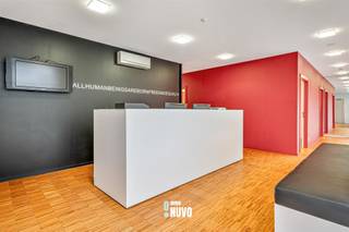 <p><span>Bureau avec garages très bien situé au centre d'Alost</span></p><p><span> </span></p><p><span> </span></p><p><span>Ce bureau moderne et économe en énergie est situé dans un endroit privilégié au cur d'Alost ! Situé à seulement 200 mètres de la gare et à proximité de la charmante Bauwenspleintje.</span></p><p><span>Le bureau a été en grande partie rénové avec des matériaux de haute qualité en 2007/2008 et 2011.</span></p><p><span> </span></p><p><span> </span></p><p><span>Ce bâtiment a une superficie généreuse de 345 m² et contient un bureau de réception élégant, une salle de réunion spacieuse, plusieurs bureaux lumineux, un bureau paysager ouvert, des sanitaires, un espace social, une kitchenette, une salle d'archives et une cave séparée. Bref, tout ce dont une entreprise moderne a besoin. Des placards intégrés dans différentes pièces assurent un environnement de travail organisé et soigné.</span></p><p><span> </span></p><p><span> </span></p><p><span>Possible d'acheter deux garages spacieux pouvant accueillir trois voitures particulières. Local à vélos commun verrouillable. </span></p><p><span> </span></p><p><span> </span></p><p><span>Des parkings couverts peuvent être loués à des tarifs abordables sur le parking de la gare, accessible à pied.</span></p><p><span> </span></p><p><span> </span></p><p><span>Le bureau peut être divisé en deux ou plusieurs entités.</span></p><p><span> </span></p><p><span> </span></p><p><span>Ce bâtiment est non seulement parfait pour un bureau, mais est également idéal pour de nombreuses autres activités commerciales grâce à son agencement flexible et ses finitions de haute qualité. Ne manquez pas cette opportunité détablir votre entreprise dans lun des meilleurs endroits dAlost !</span></p><p><span>L'acquisition d'actions est négociable.</span></p><p><span> </span></p><p><span>CPE: B</span></p><p><span> </span></p><p><span> </span></p><p><span>Pour plus d'informations et/ou une visite, contactez Harry au 0473 44 01 06 ou Katrien 0477 33 60 81</span></p>